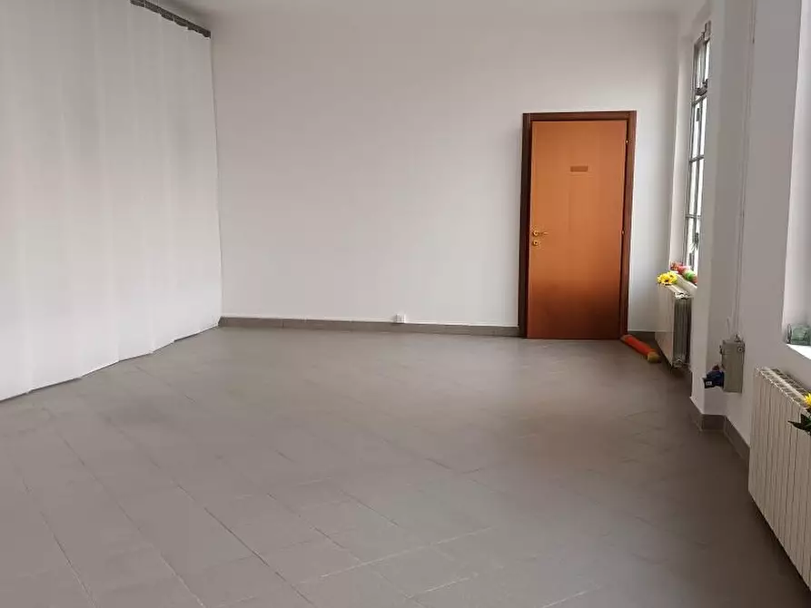 Immagine 10 di Locale commerciale in affitto  in via Alessandro Astesani  16 a Milano