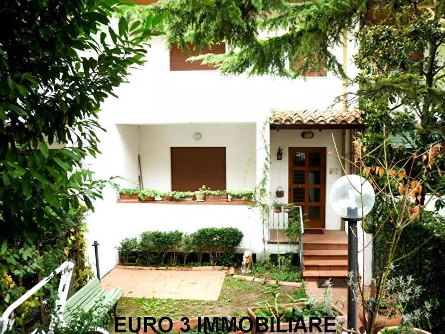 Immagine 1 di Villa in vendita  in VIA FABRIANO a Folignano