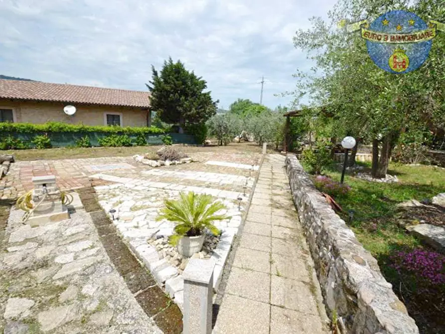Immagine 1 di Villa in vendita  in CASA VICINO AI TESTIMONI DI GEOVA a Montefiore Dell'aso