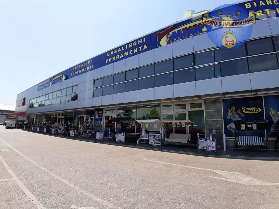 Immagine 1 di Locale commerciale in vendita  in VIA PICENO APRUTINA a Ascoli Piceno