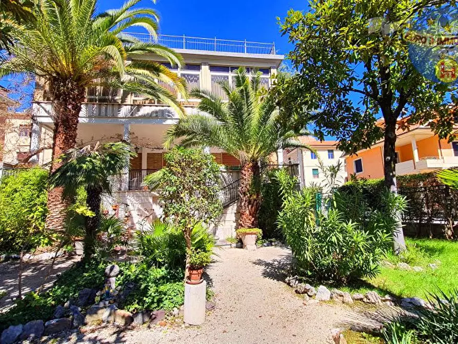 Immagine 1 di Villa in vendita  in VIALE MARCELLO FEDERICI, 124 a Ascoli Piceno