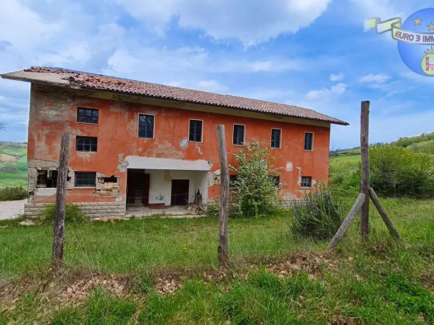 casa indipendente in vendita ad Amandola in zona Marnacchia