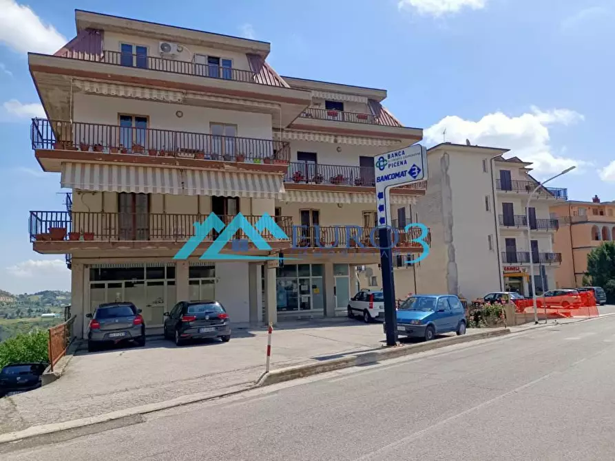 Immagine 1 di Locale commerciale in vendita  in RIPABERARDA a Castignano
