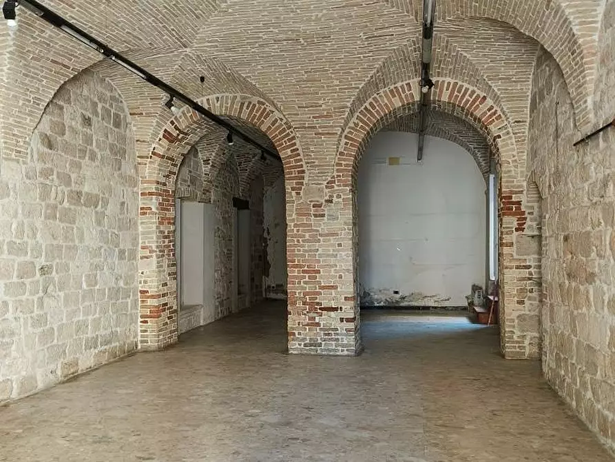 Immagine 1 di Locale commerciale in affitto  in CORSO GIUSEPPE MAZZINI a Ascoli Piceno