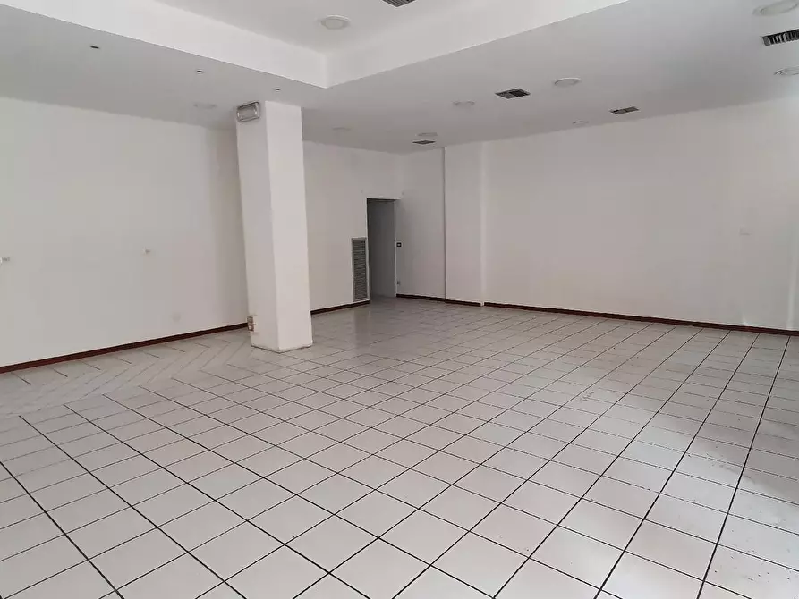 Immagine 3 di Negozio in vendita  in VIA ROSSI  a Pesaro