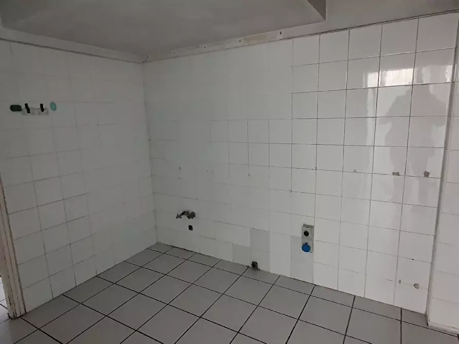 Immagine 7 di Negozio in vendita  in VIA ROSSI  a Pesaro