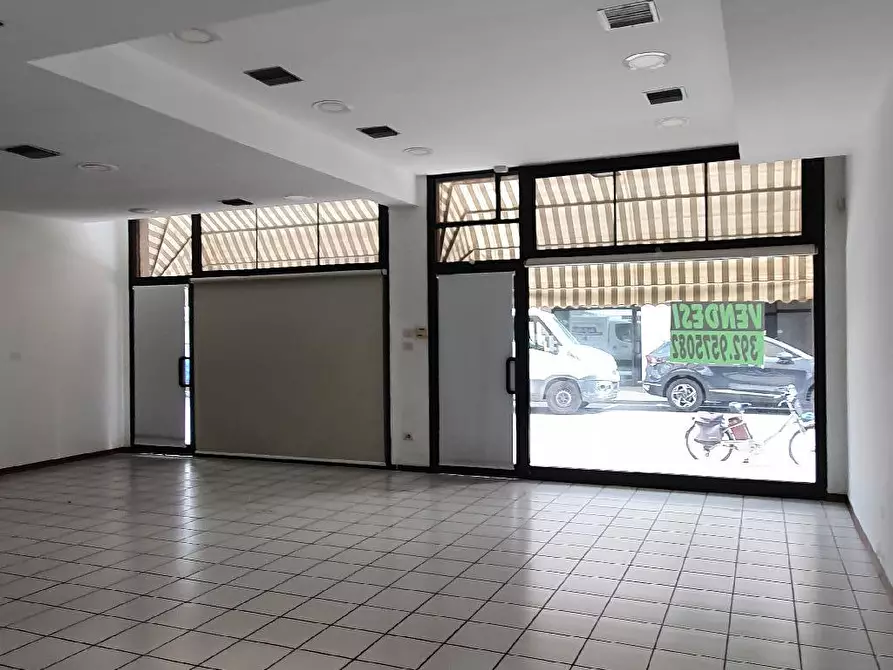 Immagine 9 di Negozio in vendita  in VIA ROSSI  a Pesaro