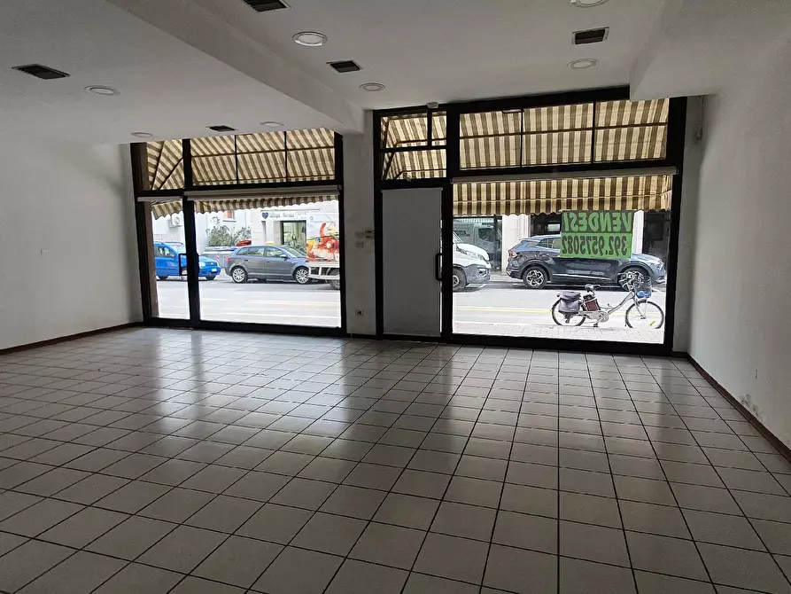 Immagine 10 di Negozio in vendita  in VIA ROSSI  a Pesaro