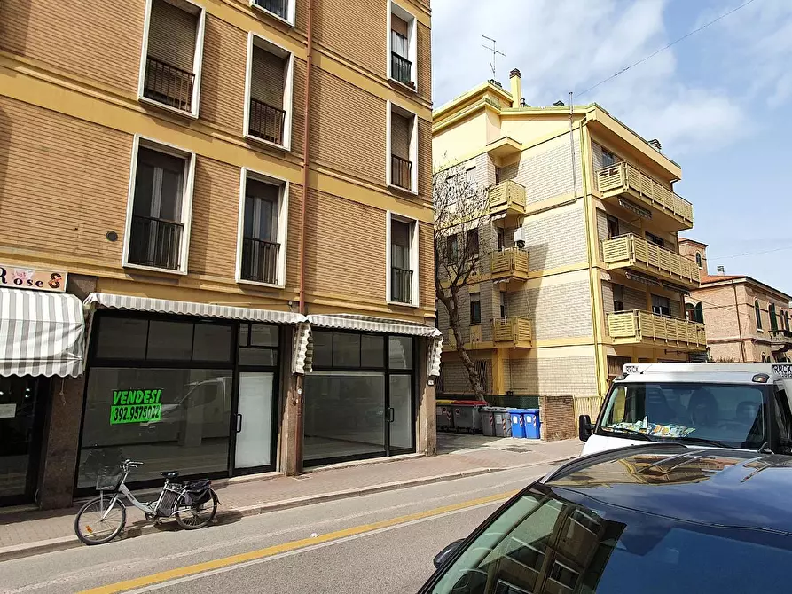 Immagine 11 di Negozio in vendita  in VIA ROSSI  a Pesaro