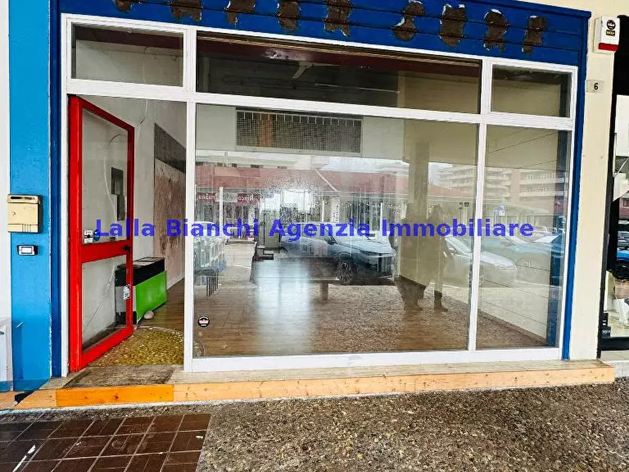 Immagine 1 di Locale commerciale in affitto  in VIALE LONDRA a Pesaro