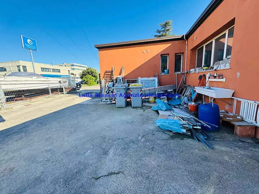 Immagine 1 di Magazzino in affitto  in VIA DEGLI ABETI a Pesaro