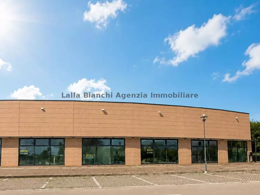 Immagine 1 di Locale commerciale in vendita  in VIA PRIMO MAGGIO a Montelabbate