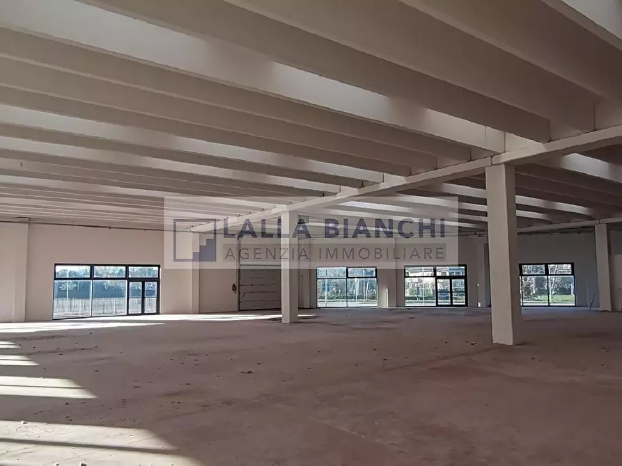 Immagine 3 di Locale commerciale in vendita  in VIA PRIMO MAGGIO a Montelabbate