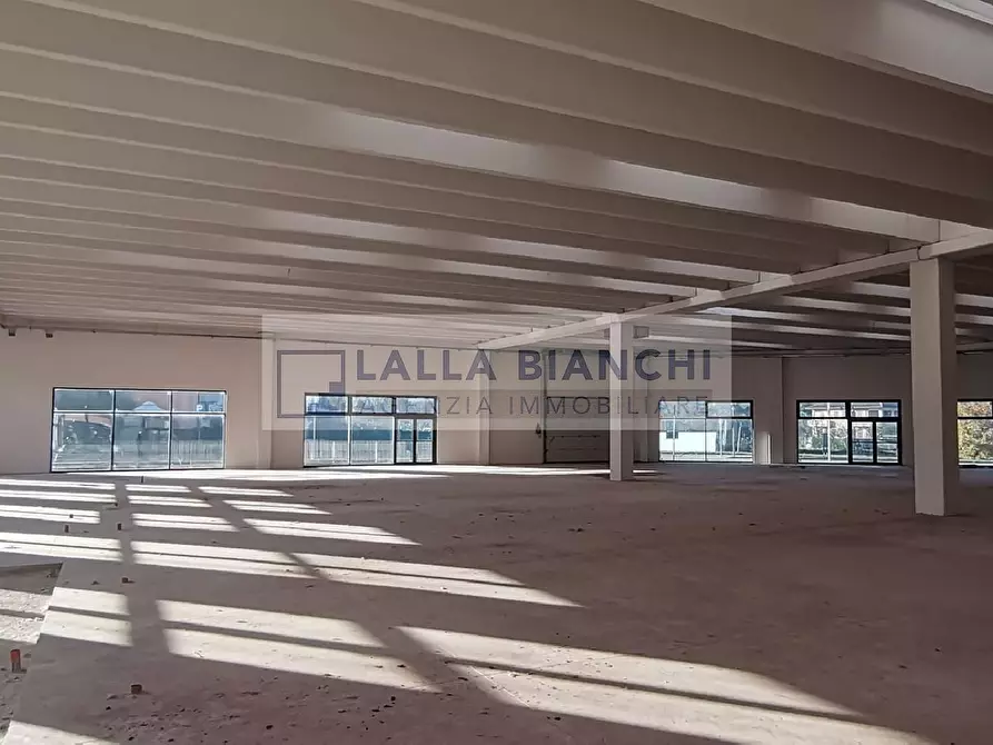 Immagine 4 di Locale commerciale in vendita  in VIA PRIMO MAGGIO a Montelabbate