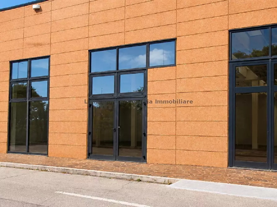 Immagine 7 di Locale commerciale in vendita  in VIA PRIMO MAGGIO a Montelabbate