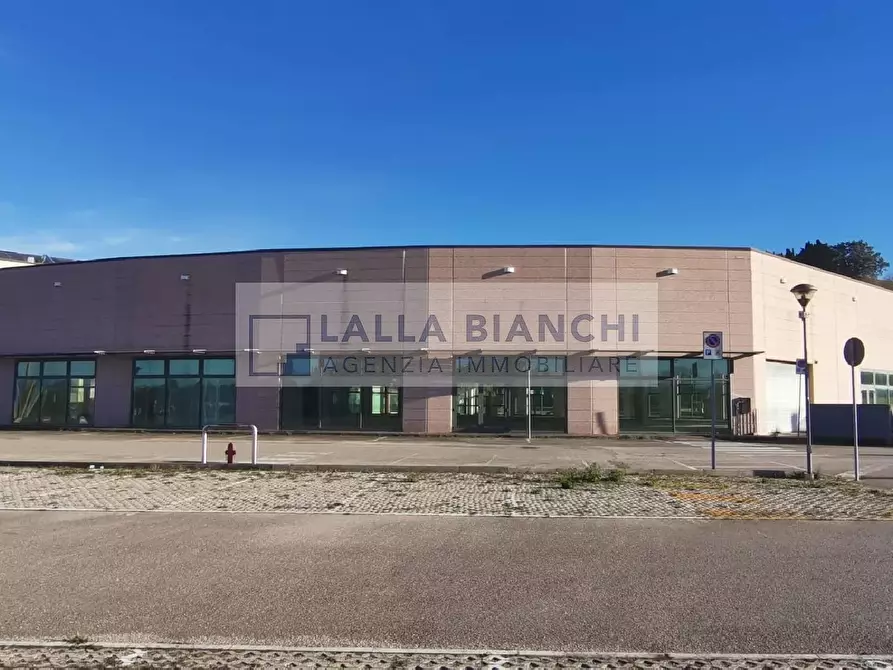 Immagine 13 di Locale commerciale in vendita  in VIA PRIMO MAGGIO a Montelabbate