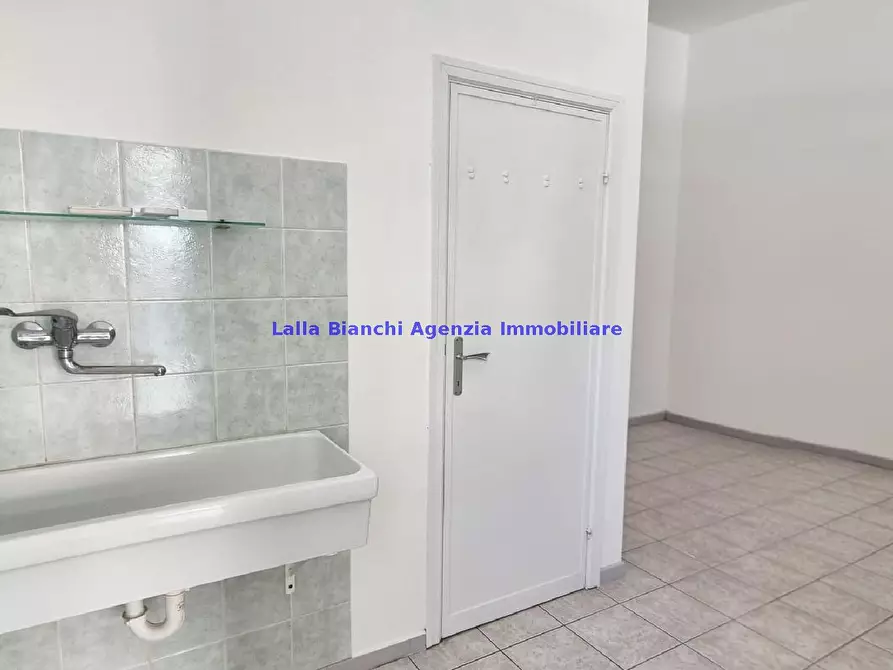 Immagine 6 di Negozio in affitto  in VIA LANZA a Pesaro