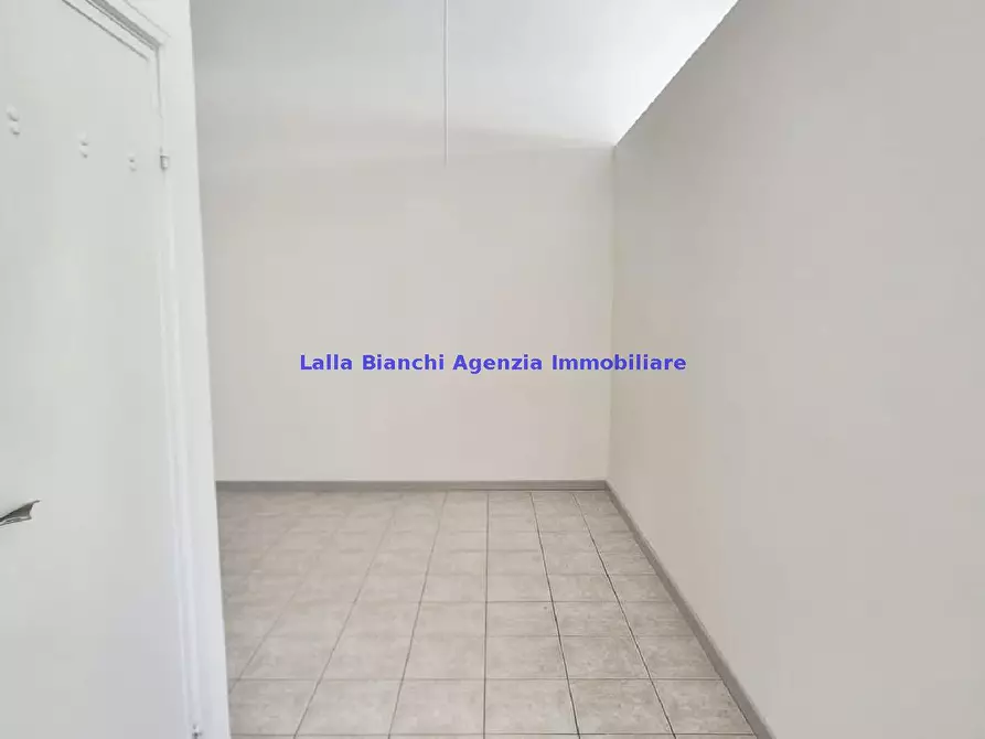 Immagine 9 di Negozio in affitto  in VIA LANZA a Pesaro