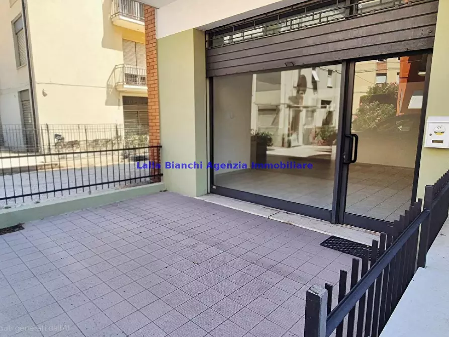 Immagine 15 di Negozio in affitto  in VIA LANZA a Pesaro