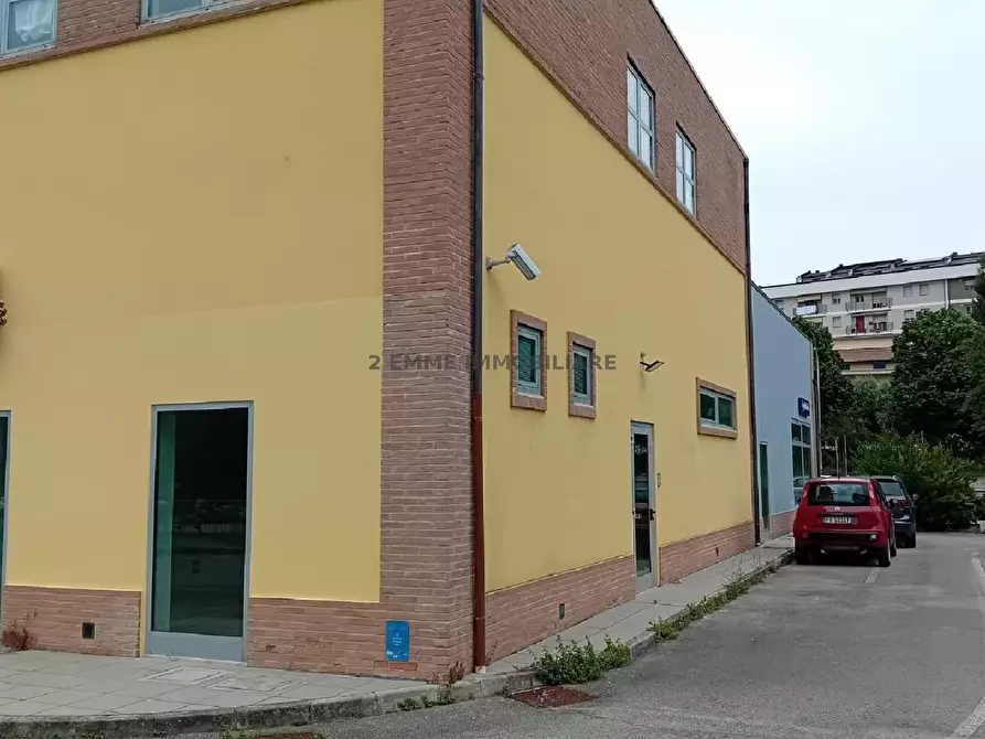 Immagine 1 di Locale commerciale in affitto  in LARGO DEGLI ARANCI 12/A a Ascoli Piceno