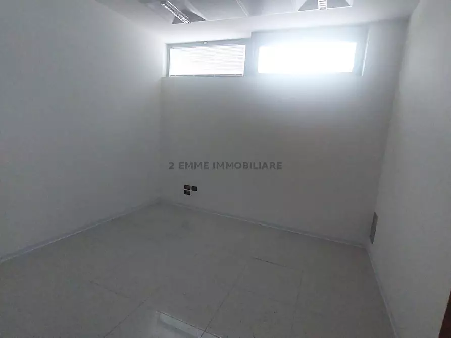 Immagine 2 di Locale commerciale in affitto  in LARGO DEGLI ARANCI 12/A a Ascoli Piceno