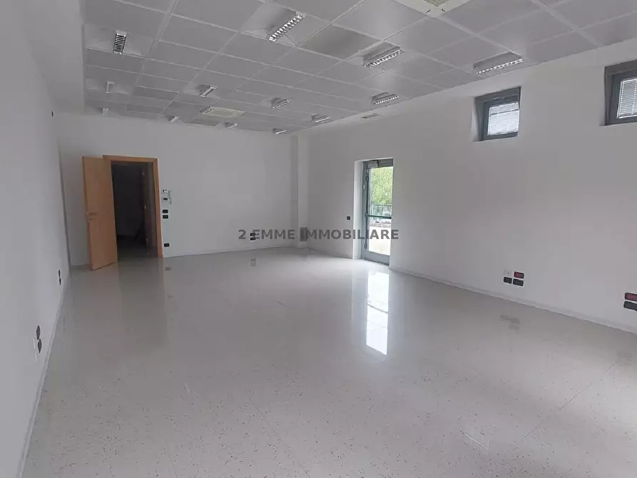 Immagine 4 di Locale commerciale in affitto  in LARGO DEGLI ARANCI 12/A a Ascoli Piceno