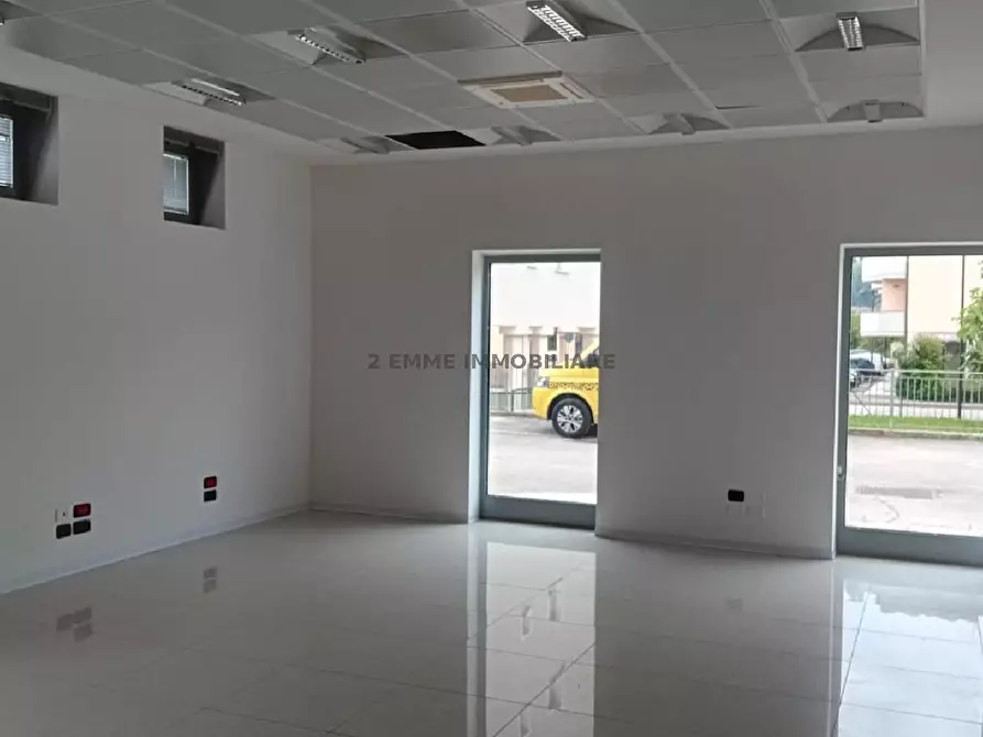 Immagine 12 di Locale commerciale in affitto  in LARGO DEGLI ARANCI 12/A a Ascoli Piceno