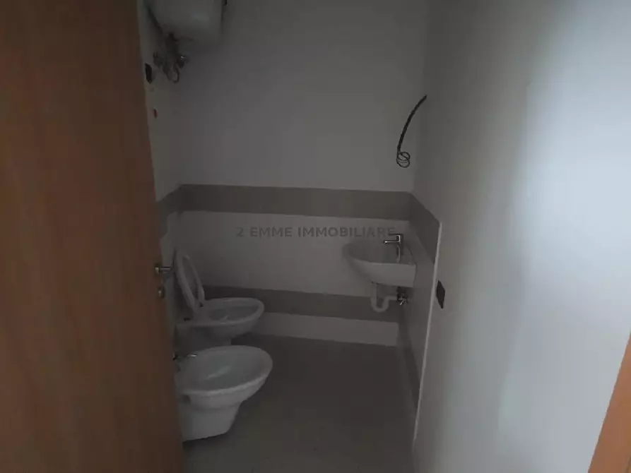 Immagine 15 di Locale commerciale in affitto  in LARGO DEGLI ARANCI 12/A a Ascoli Piceno