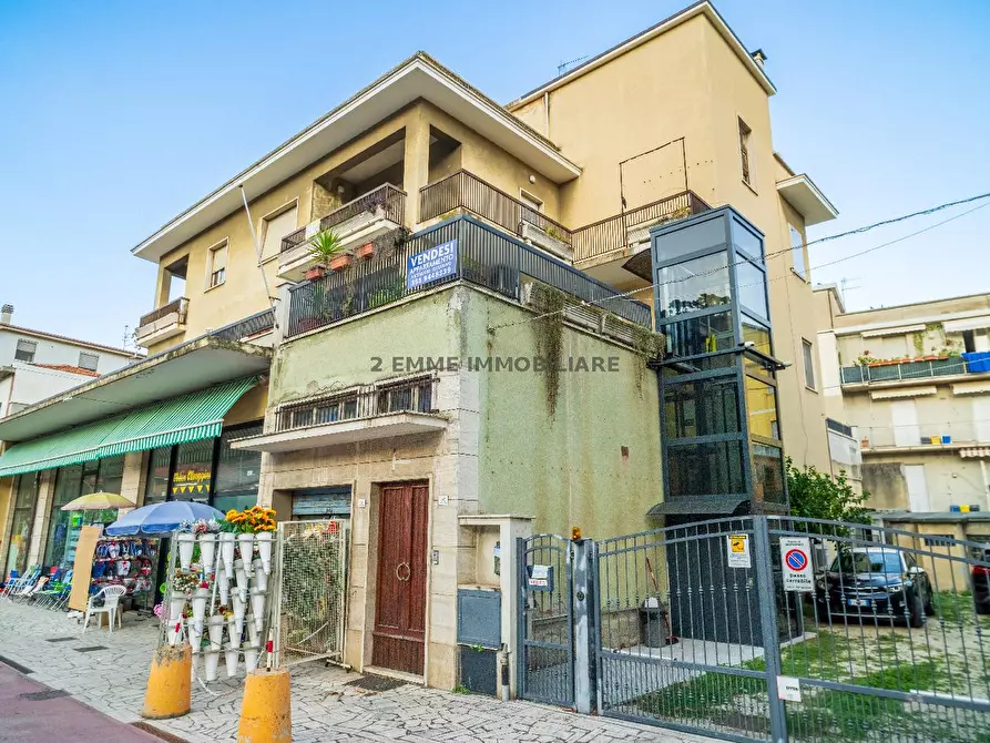 Immagine 13 di Appartamento in vendita  in VIALE FRATELLI ROSSELLI 16 a Grottammare