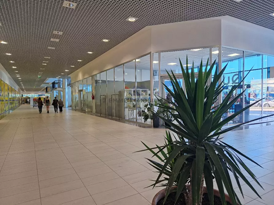 Immagine 1 di Locale commerciale in vendita  in VIALE DEI MUTILATI E INVALIDI DEL LAVORO, 121 a Castel Di Lama