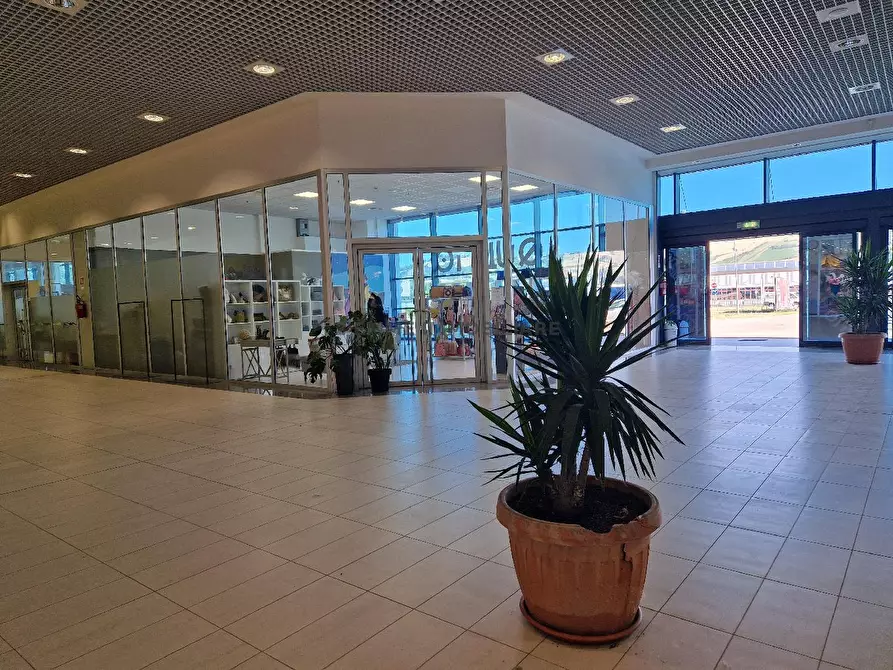 Immagine 6 di Locale commerciale in vendita  in VIALE DEI MUTILATI E INVALIDI DEL LAVORO, 121 a Castel Di Lama