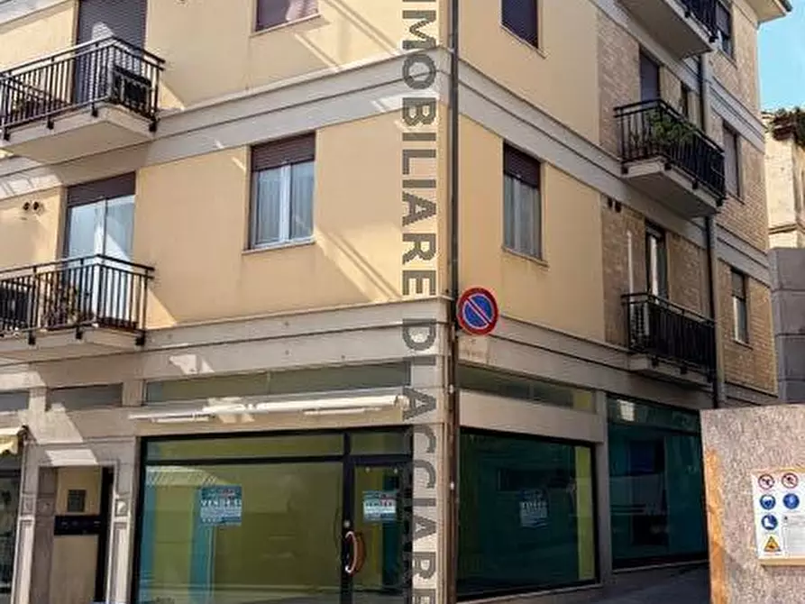 Immagine 5 di Locale commerciale in vendita  in CORSO VITTORIO EMANUELE a Cupra Marittima
