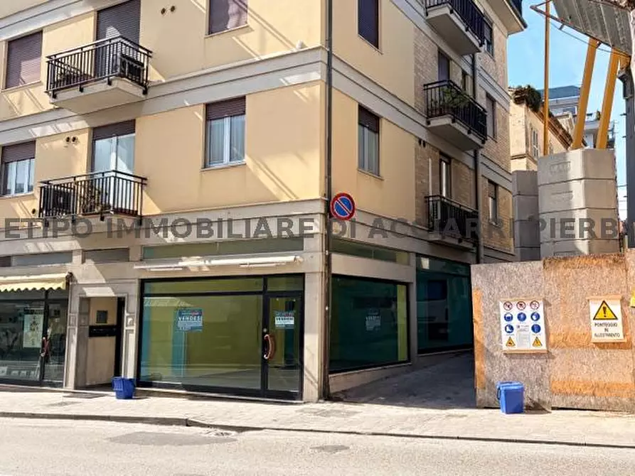 Immagine 7 di Locale commerciale in vendita  in CORSO VITTORIO EMANUELE a Cupra Marittima