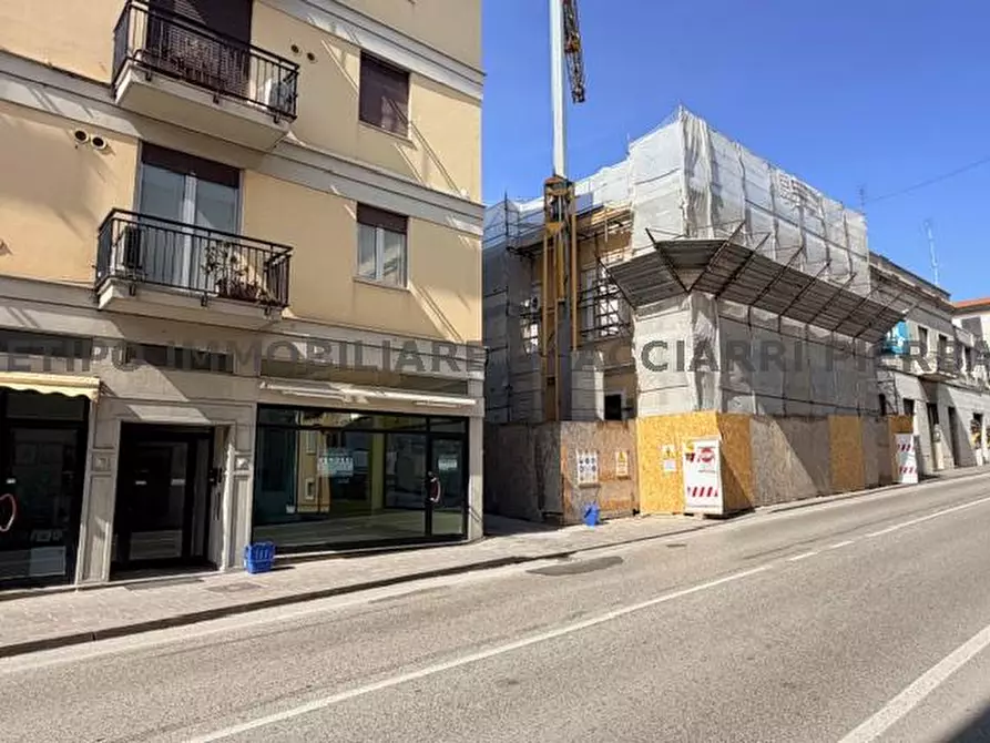 Immagine 8 di Locale commerciale in vendita  in CORSO VITTORIO EMANUELE a Cupra Marittima