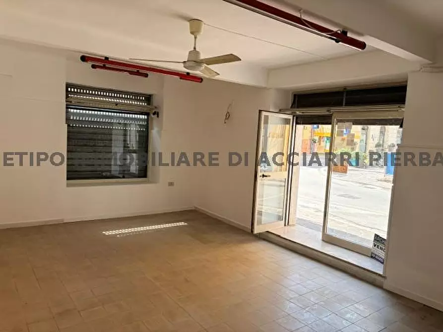 Immagine 2 di Locale commerciale in vendita  in ANGOLO VIA GARIBALDI a Cupra Marittima