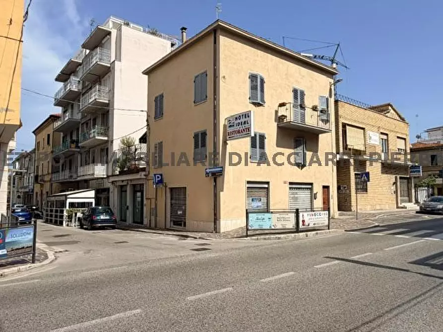 Immagine 1 di Locale commerciale in vendita  in ANGOLO VIA GARIBALDI a Cupra Marittima