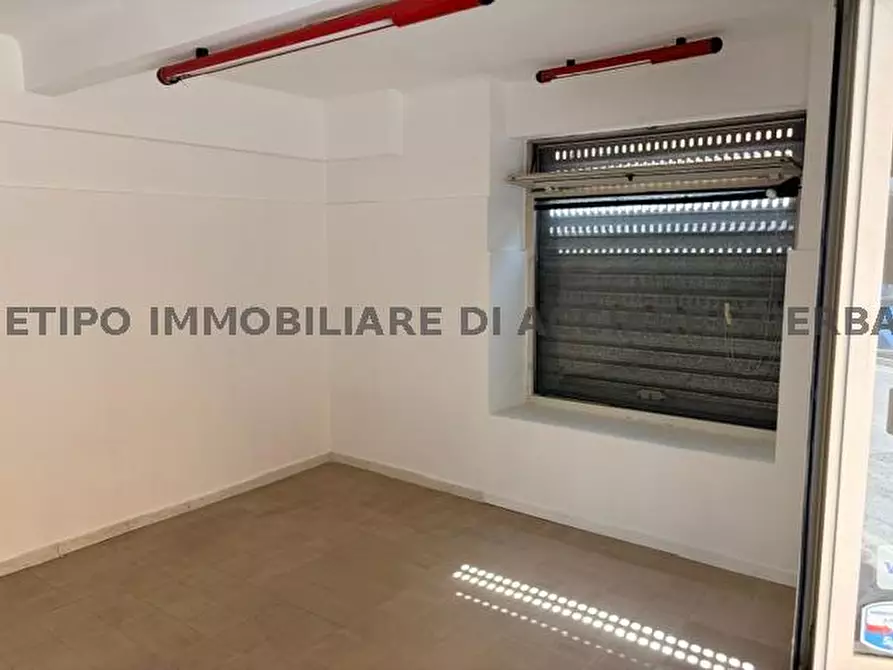 Immagine 5 di Locale commerciale in vendita  in ANGOLO VIA GARIBALDI a Cupra Marittima
