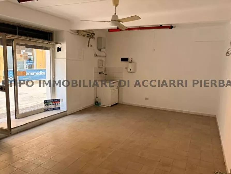 Immagine 6 di Locale commerciale in vendita  in ANGOLO VIA GARIBALDI a Cupra Marittima