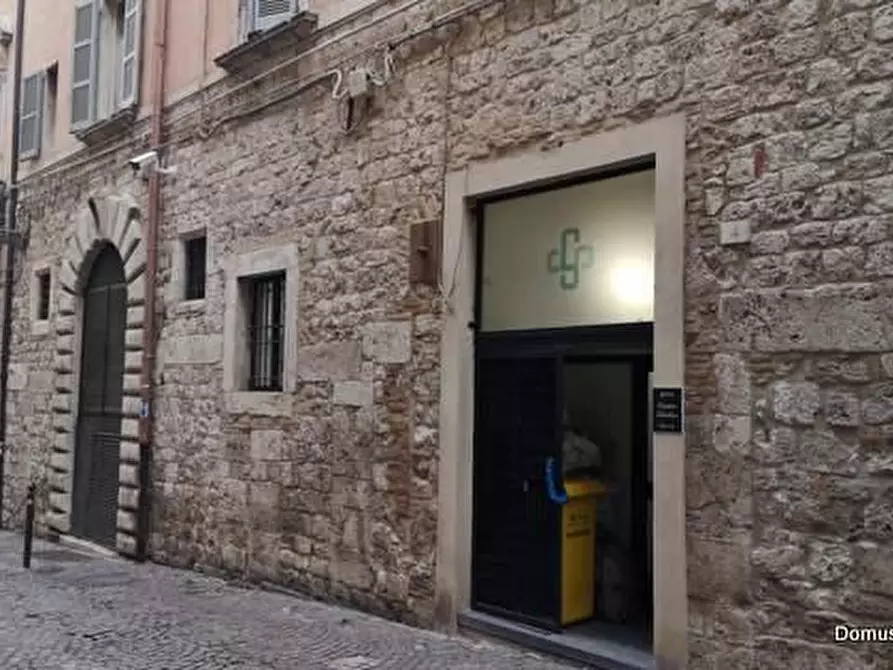 Immagine 3 di Locale commerciale in vendita  in PIAZZA ROMA a Ascoli Piceno