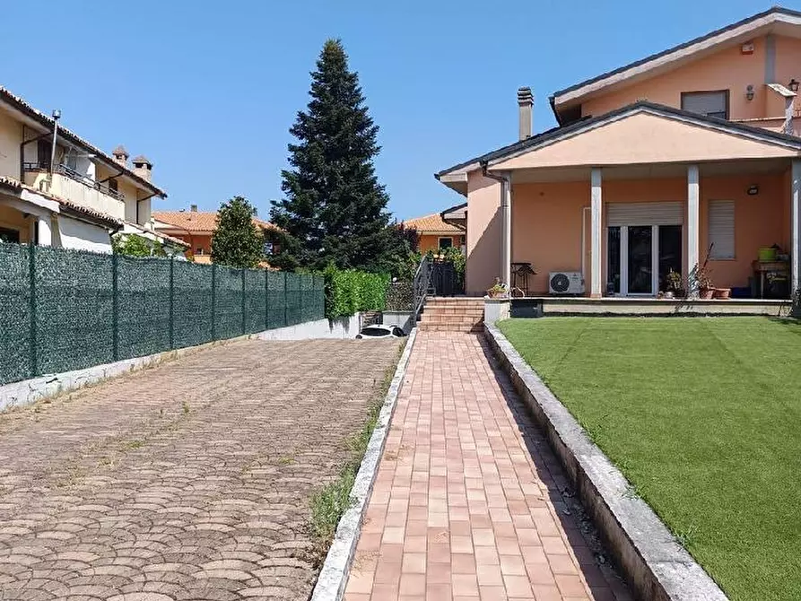Immagine 1 di Villa in vendita  in VIA SASSETTI a Folignano