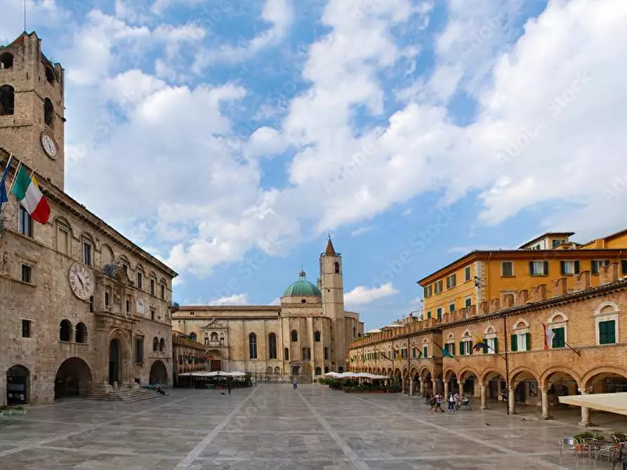 Immagine 1 di Attività commerciale in vendita  in PIAZZA DEL POPOLO a Ascoli Piceno