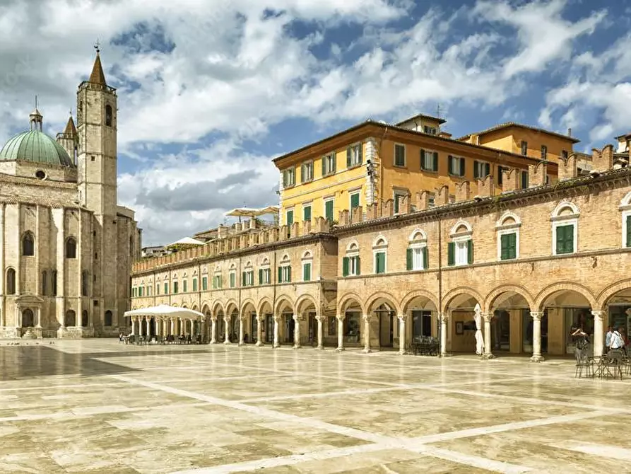 Immagine 1 di Negozio in affitto  in PIAZZA DEL POPOLO a Ascoli Piceno