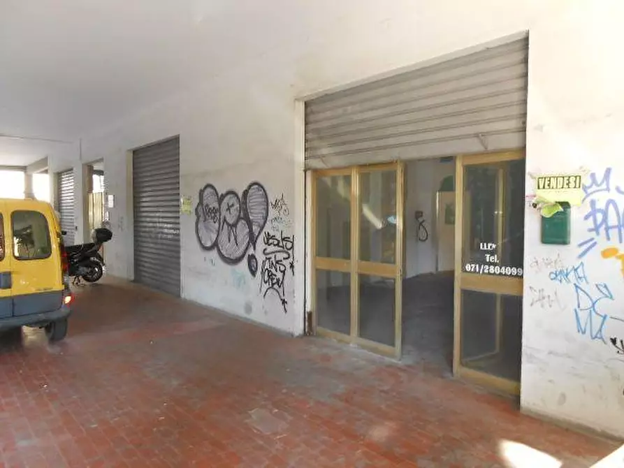 Immagine 3 di Locale residenziale in vendita  in VIA VALLEMIANO, 23 a Ancona