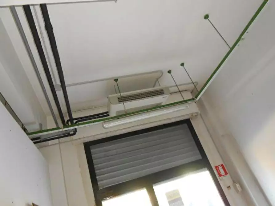 Immagine 27 di Attività commerciale in vendita  in PALOMBARE, 52 a Ancona