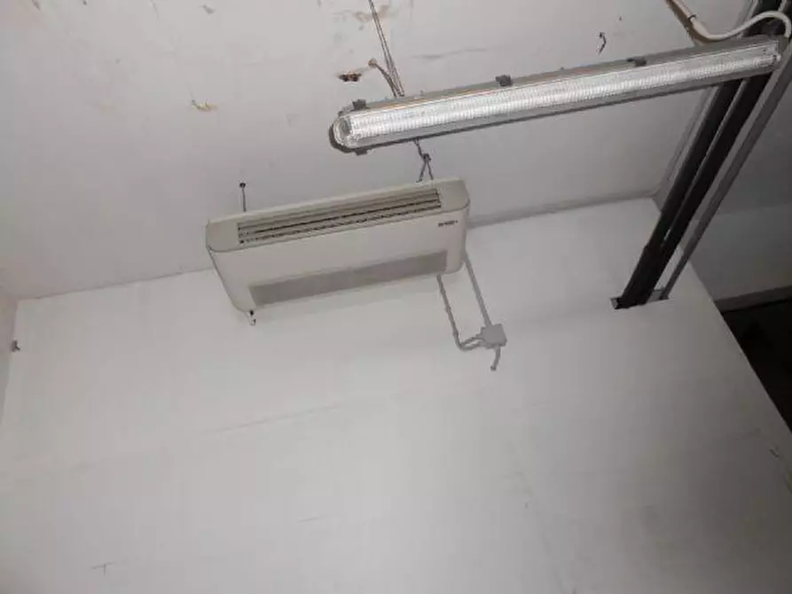 Immagine 28 di Attività commerciale in vendita  in PALOMBARE, 52 a Ancona