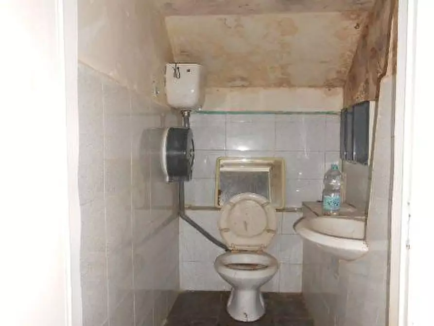 Immagine 6 di Locale commerciale in vendita  in VIA MAGGINI, 45 a Ancona