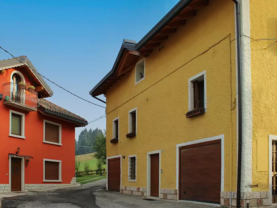 Immagine 1 di Casa bifamiliare in vendita  in VIA TRESCHE a Carre'