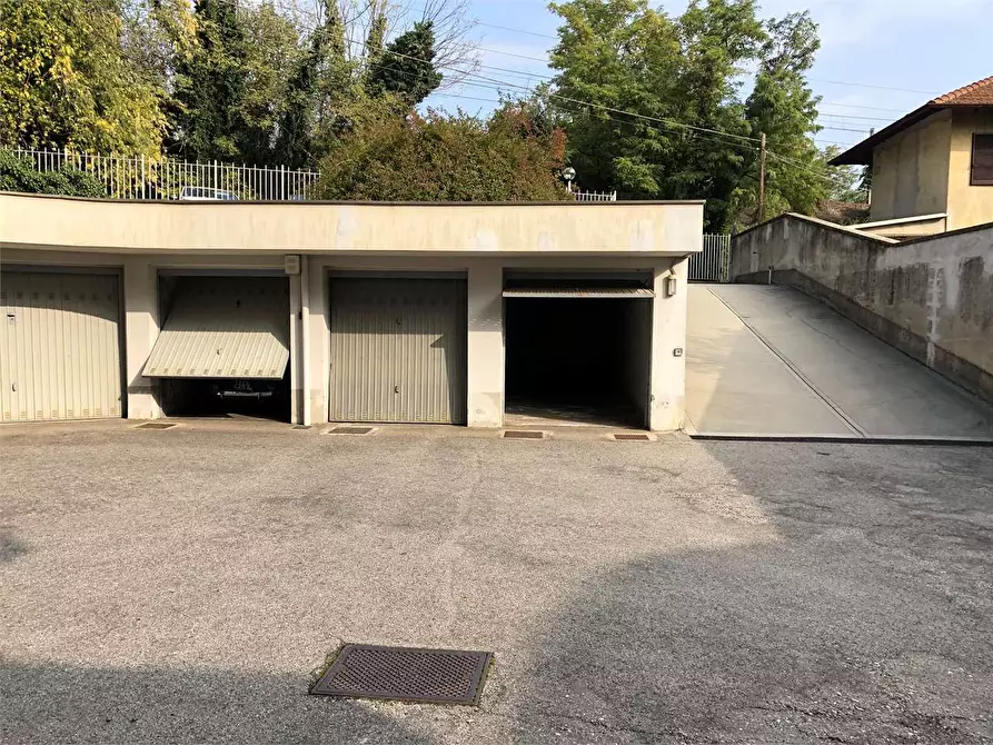 Immagine 1 di Garage in vendita  in Corso Sempione 36 a Gallarate