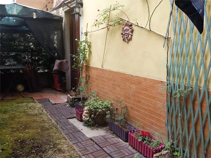 Immagine 25 di Porzione di casa in vendita  in capannori a Capannori