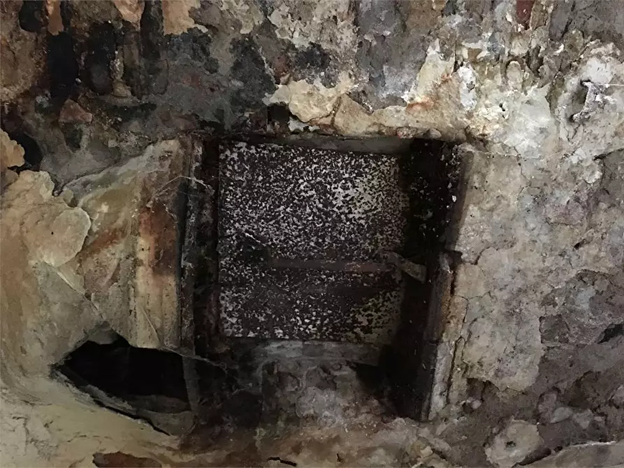 Immagine 28 di Porzione di casa in vendita  in matraia a Capannori